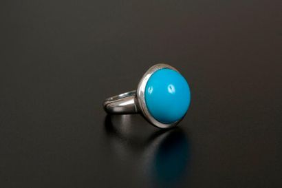 Bague boule en or gris 18K, le chaton formé...