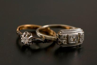 Deux petites bagues en or gris et jaune 18K...