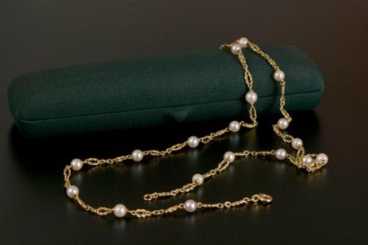 Collier en or jaune 18K à maille nœud plat...