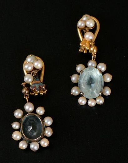 Paire de boucles d'oreille en or jaune 18K...