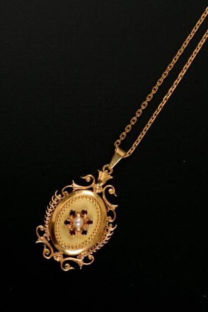 Pendentif porte-souvenir ovale serti de six...