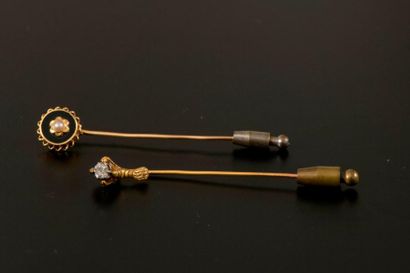 Deux épingles de cravate en or jaune 18K...