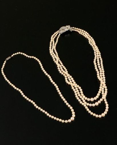 Deux colliers de perles de culture, un à...