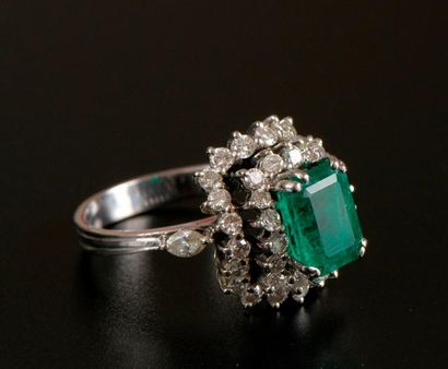 Bague pyramide en or gris 18K griffée d'une...