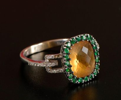 Bague en or gris 18K, le chaton ovale formé...