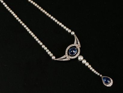Collier de petites perles de culture disposées...