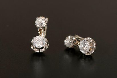 Paire de dormeuses en or gris 18K et platine,...