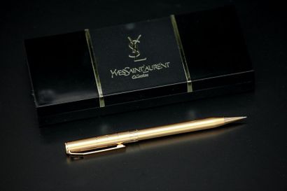 YVES SAINT LAURENT

Porte-mine en métal doré...