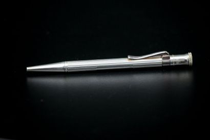 FABER-CASTEL 

Stylo bille en argent, le...
