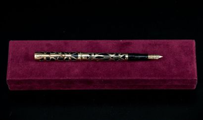 SHEAFFER
Stylo plume en résine noire agrémenté...