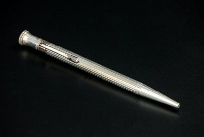 FABER-CASTEL 
Stylo bille en argent, le corps...