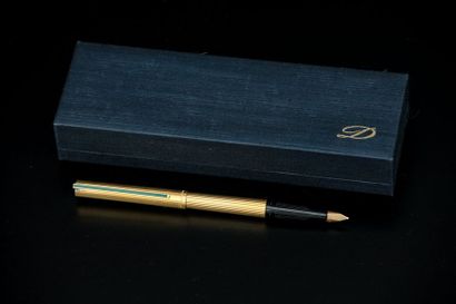 DUPONT
Stylo plume en vermeil, le corps cannelé,...