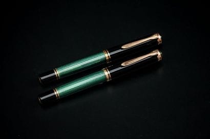 PELIKAN
Deux stylos plume en résine verte...