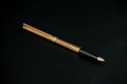 DUPONT

Stylo plume en vermeil, le corps...