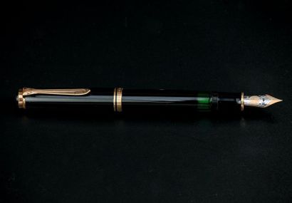 PELIKAN
Stylo plume en résine noire, la plume...