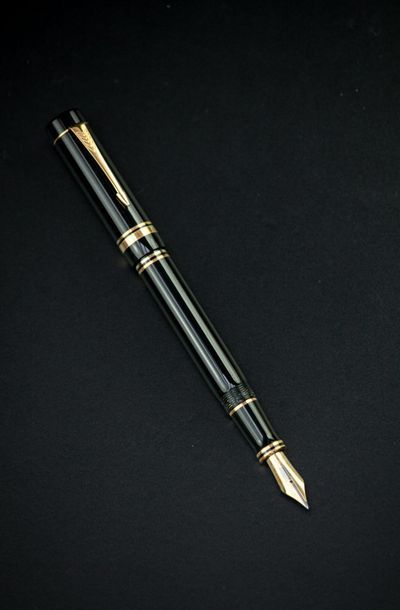 PARKER 
Stylo plume modèle 
