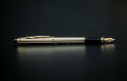 CROSS
Stylo plume en plaqué or, la plume...