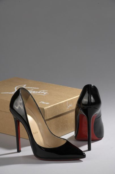 CHRISTIAN LOUBOUTIN
Paire d'escarpins modèle...