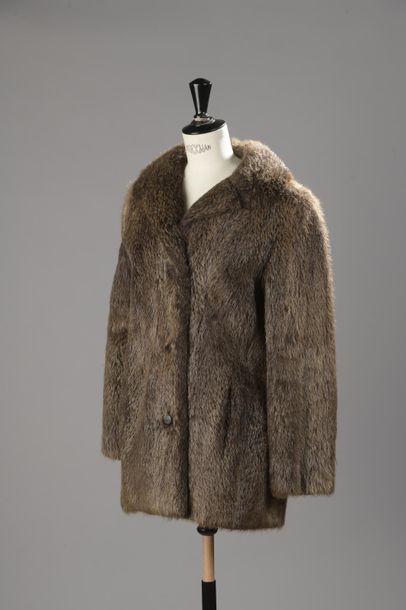 DIOR
Veste en fourrure brune, petit col cranté,...