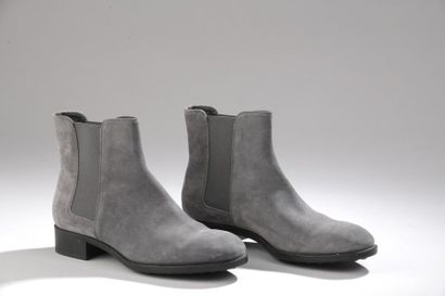 TOD'S
Paire de bottines en nubuck gris-bleuté...