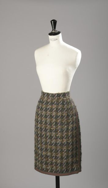 CHANEL
Jupe droite en tweed de laine vert,...