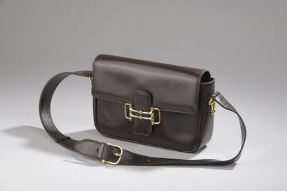 CÉLINE
Sac en cuir lisse chocolat, la bandoulière...