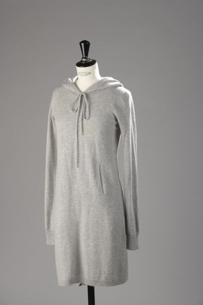 CHRISTIAN DIOR 
Robe-pull à capuche en cachemire...