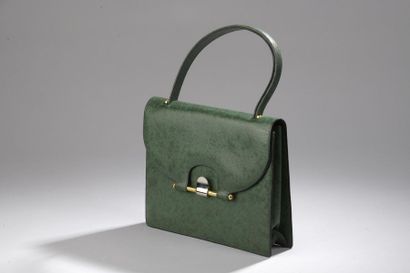 GUCCI
Sac à main en cuir vert, le fermoir...