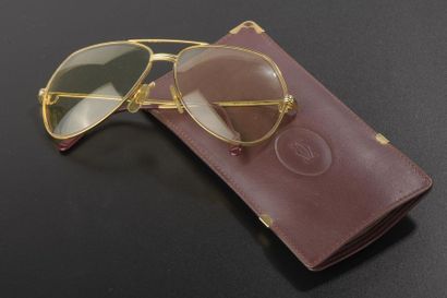 CARTIER
Paire de lunettes en verre fumé jaune,...