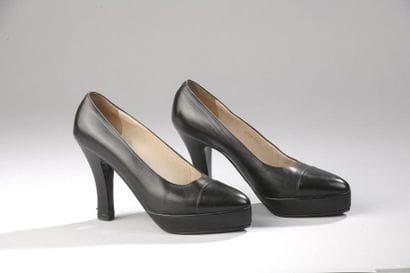 CHANEL
Paire d'escarpins à plateforme en...