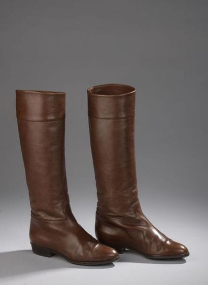 AUBERCY
Paire de bottes en cuir marron.
T...