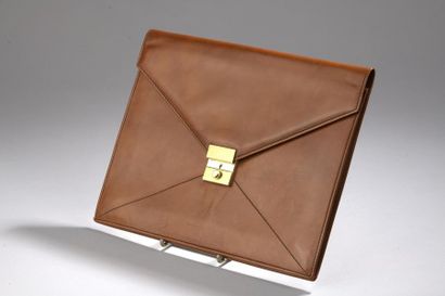 LANCEL
Serviette en cuir fauve, le fermoir...