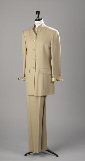 LEONARD
Tailleur pantalon en crêpe beige,...