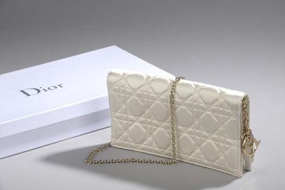DIOR
Pochette de soirée en satin blanc à...