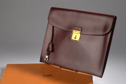 HERMÈS 
Serviette en cuir lisse bordeaux,...