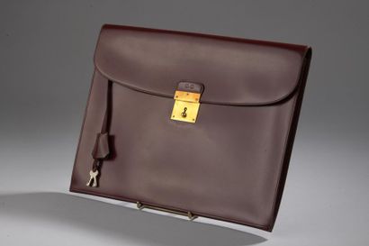 HERMÈS 
Serviette en cuir lisse bordeaux,...