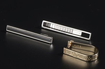 YVES SAINT LAURENT
Deux pinces à cravate...