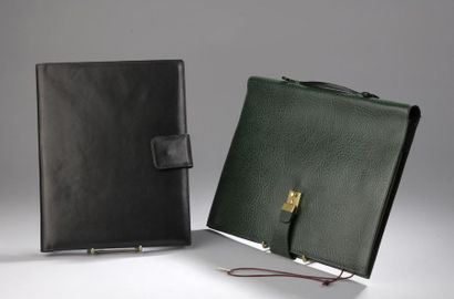 Serviette en cuir grainé vert formant écritoire,...