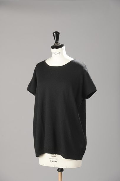 PINKO
Robe courte noire, les manches ornées...