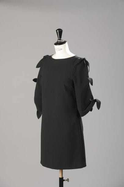 PINKO
Robe courte noire, les manches ornées...