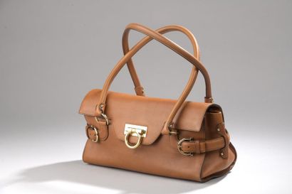SALVATORE FERRAGAMO
Sac en cuir camel, double...