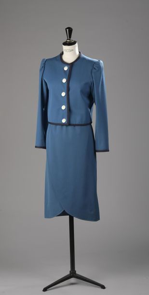 YVES SAINT LAURENT
Tailleur en laine bleue,...
