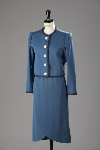 YVES SAINT LAURENT
Tailleur en laine bleue,...