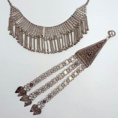 Silver LOT (800) including: 
- a triangular...