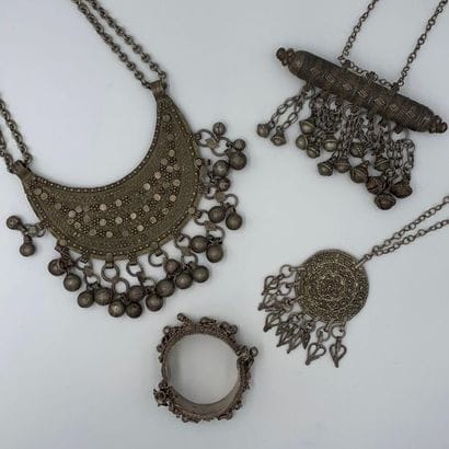 LOT of oriental JEWELS in metal including:...