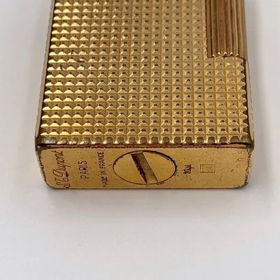 S.T. DUPONT 
LIGHTER in gold metal guilloché...