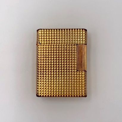 S.T. DUPONT 
LIGHTER in gold metal guilloché...
