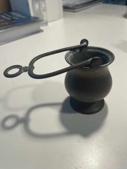 Petit vase en bronze à anse mobile.

XVIIIe

H...