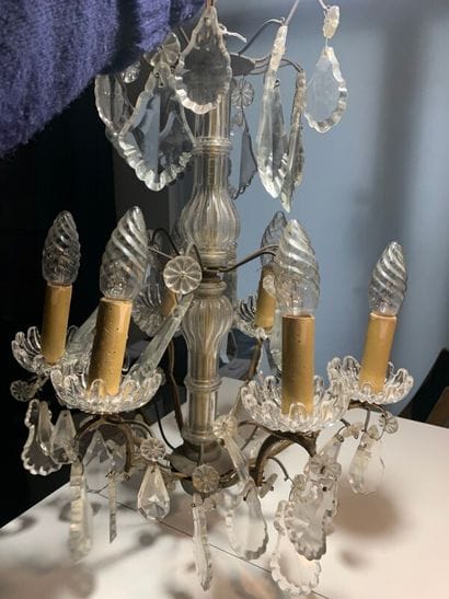 Un lustre en bronze doré et cristal à six...
