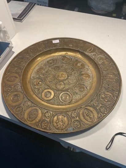 Grand plat en dinanderie de cuivre.

D :...